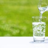 ミネラルウォーターの沈殿物はなに？