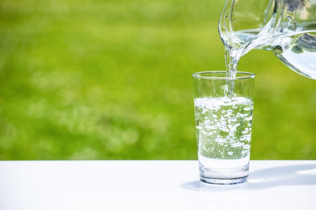 ミネラルウォーターの沈殿物はなに？