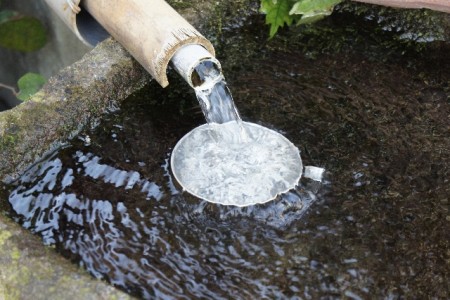 ミネラルウォーターの原水は地下水