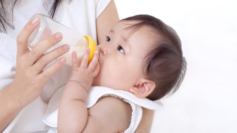 赤ちゃんのミルクに使う水は何がいい?水道水・RO水・天然水を比較