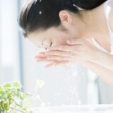 ミネラルウォーターで目を洗うのは危険？