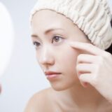 目の下くまは水分不足が原因なの？