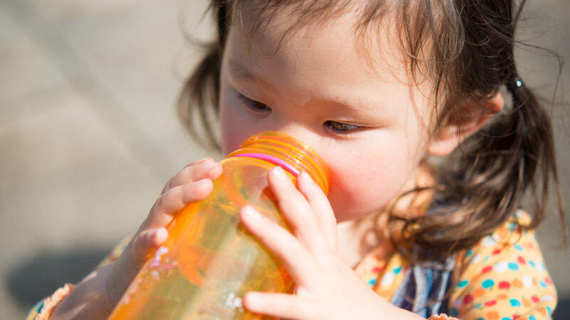 水素水は容器の種類によって水素が抜けやすい?
