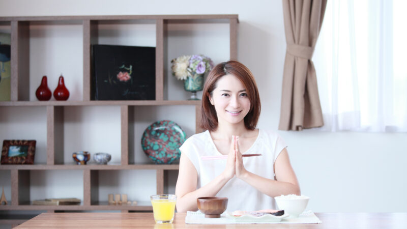 食事前に水を飲むと健康にいいって本当？