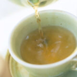 お水とお茶、水分補給するならどちらを選ぶといい？