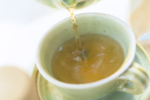 お水とお茶、水分補給するならどちらを選ぶといい?