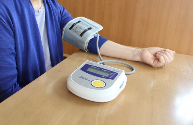 高血圧の原因は水分の取りすぎ？