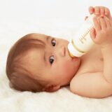 【保存版】赤ちゃんの母乳以外の水分補給、麦茶はいつから？