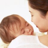 赤ちゃんの水分補給は母乳だけで本当にいいの？