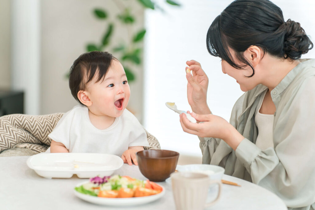 離乳食期の赤ちゃんの水分補給のイメージ