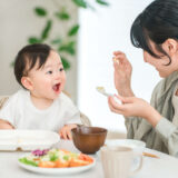 赤ちゃんの麦茶はいつから？飲ませ方や水分補給のポイントを解説