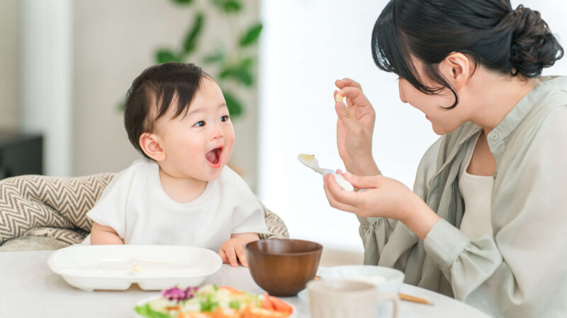 赤ちゃんの麦茶はいつから?飲ませ方や水分補給のポイントを解説