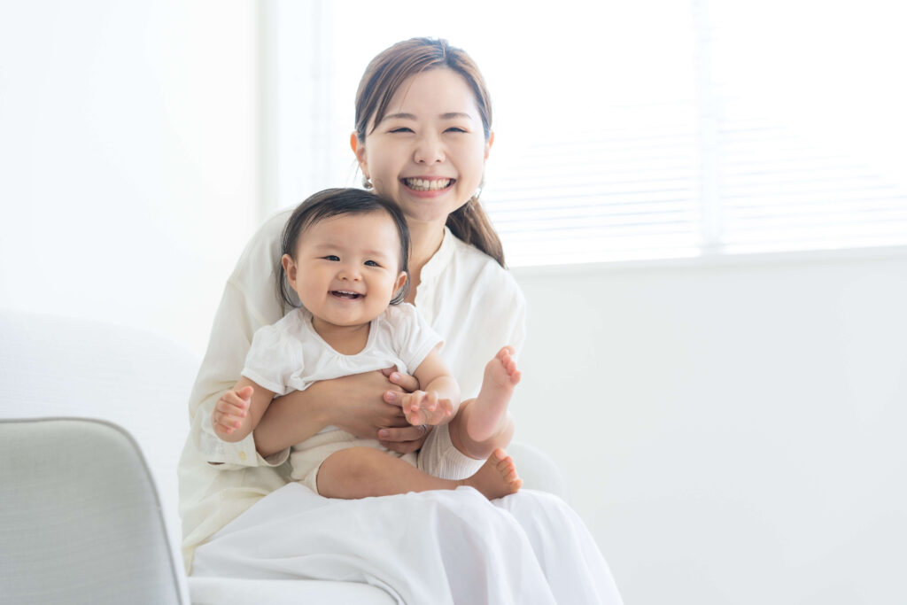 授乳中の母親と赤ちゃんのイメージ