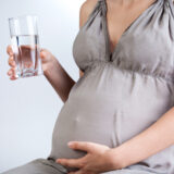 妊娠中に飲むお水は胎児にも影響を与えるの？