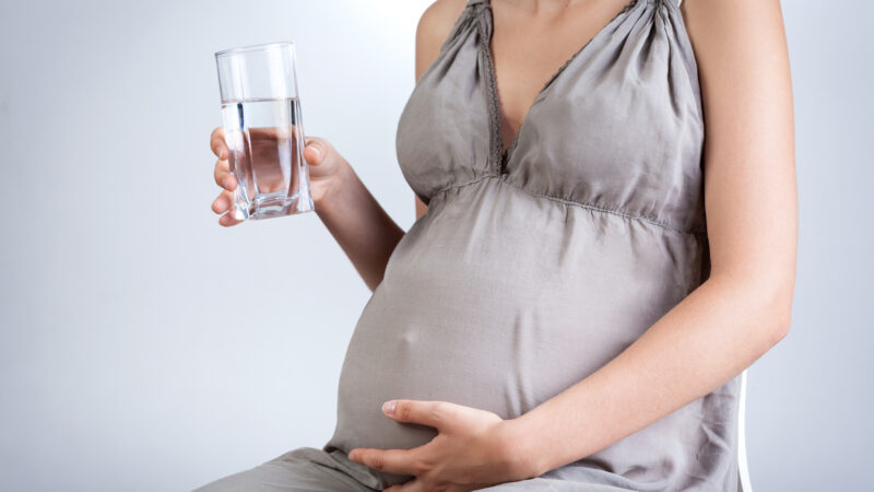 妊娠中に飲むお水は胎児にも影響を与えるの?