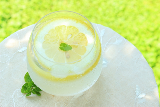 レモン水はデトックスに効果がある？