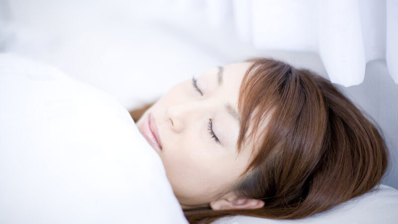 寝る前にお水を飲むとデトックスできるの？