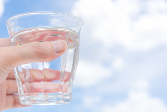 お水をたくさん飲むだけでダイエットになるの？