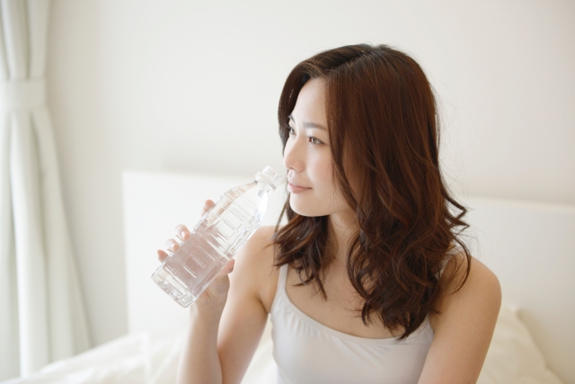 生理中の女性は水分不足になりやすいの？