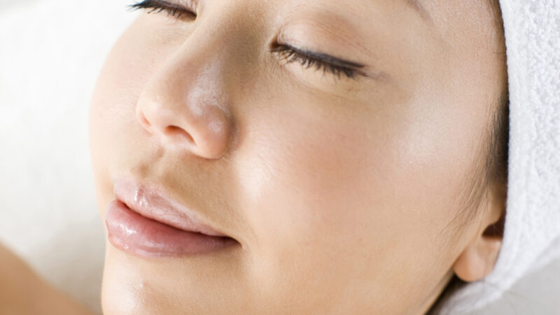 まぶたのたるみの原因は水分不足？