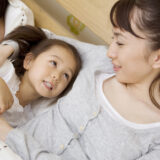 寝る前の水分補給は便秘解消に役立つ？