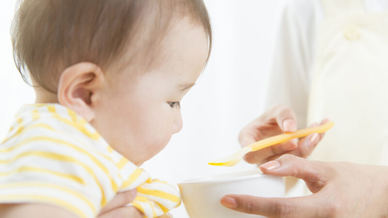 水分の少ない離乳食は便秘の原因になりやすい?