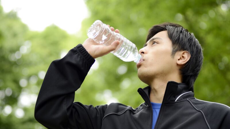 お腹がすくのは水分不足が関係しますか？