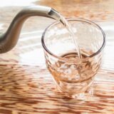 おりもののかたまりは水分不足が原因なの？