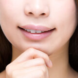 唇のカサカサの原因は水分不足？