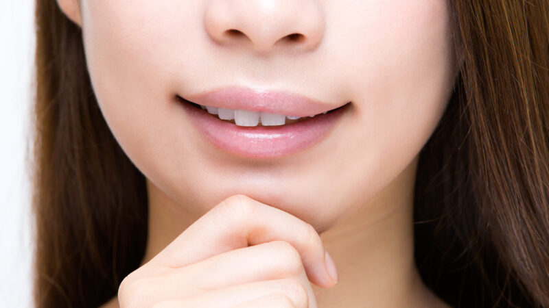 唇のカサカサの原因は水分不足?