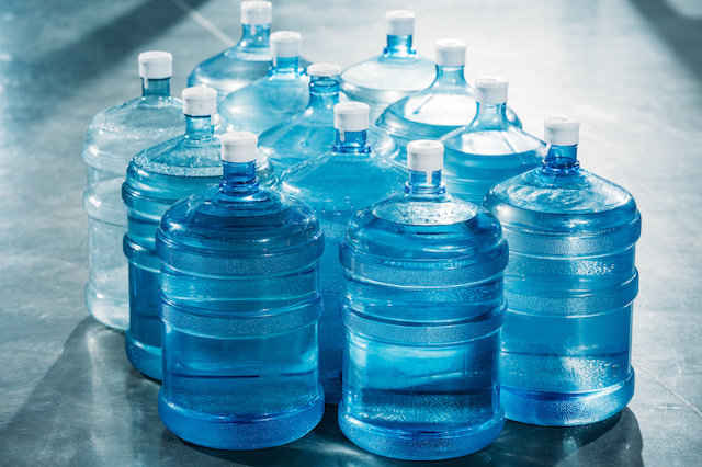 【保存版】ウォーターサーバーのボトルの捨て方は？種類によって処分方法が異なる？
