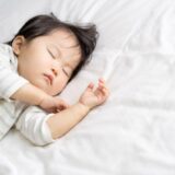 1歳児の理想的な睡眠時間とは？夜泣き解消のコツも紹介
