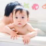 赤ちゃんのお風呂、いつがベスト？朝・昼・夜のメリットを徹底比較