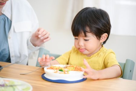 ご飯を嫌がる1歳児の画像