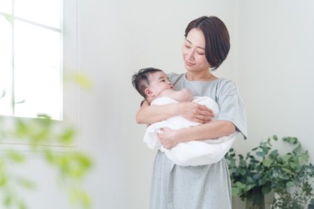 ワンオペ育児中のママと赤ちゃんの画像