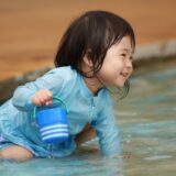 赤ちゃんはいつからプールに入れる？プールデビューの目安時期