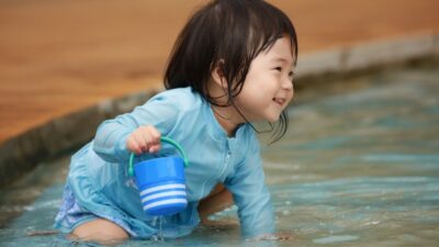 赤ちゃんはいつからプールに入れる？プールデビューの目安時期