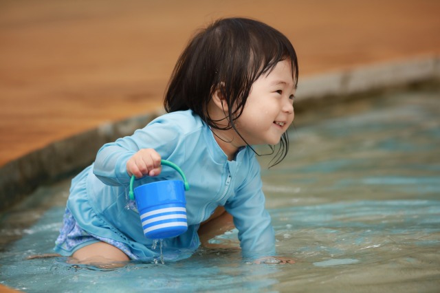 赤ちゃんはいつからプールに入れる?プールデビューの目安時期