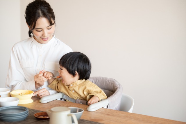 離乳食を食べる赤ちゃんと保護者