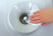 注水口をふき取る